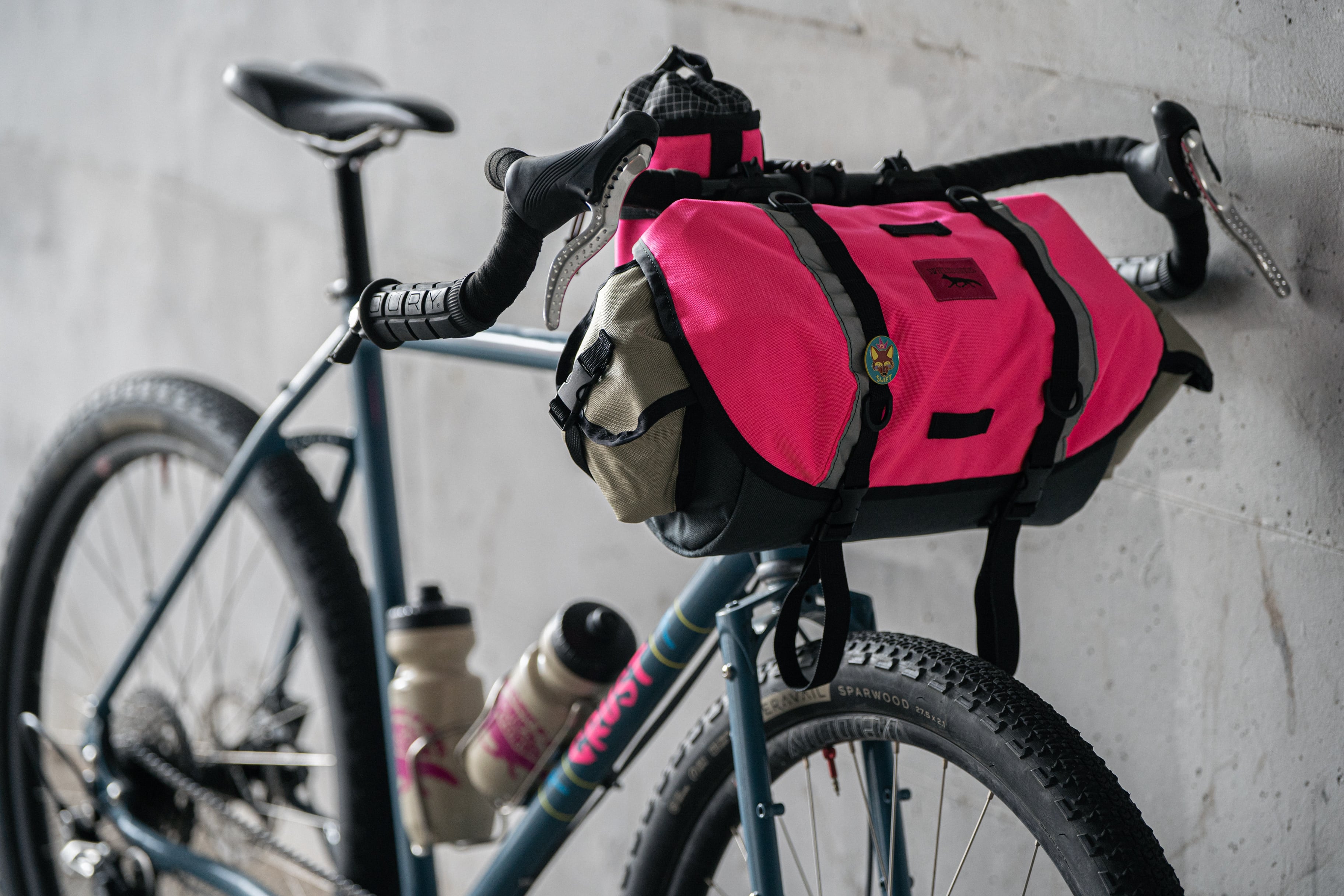 SWIFT INDUSTRIES】15th Anniversary Zeitgeist Saddle Bag (Hot Pink