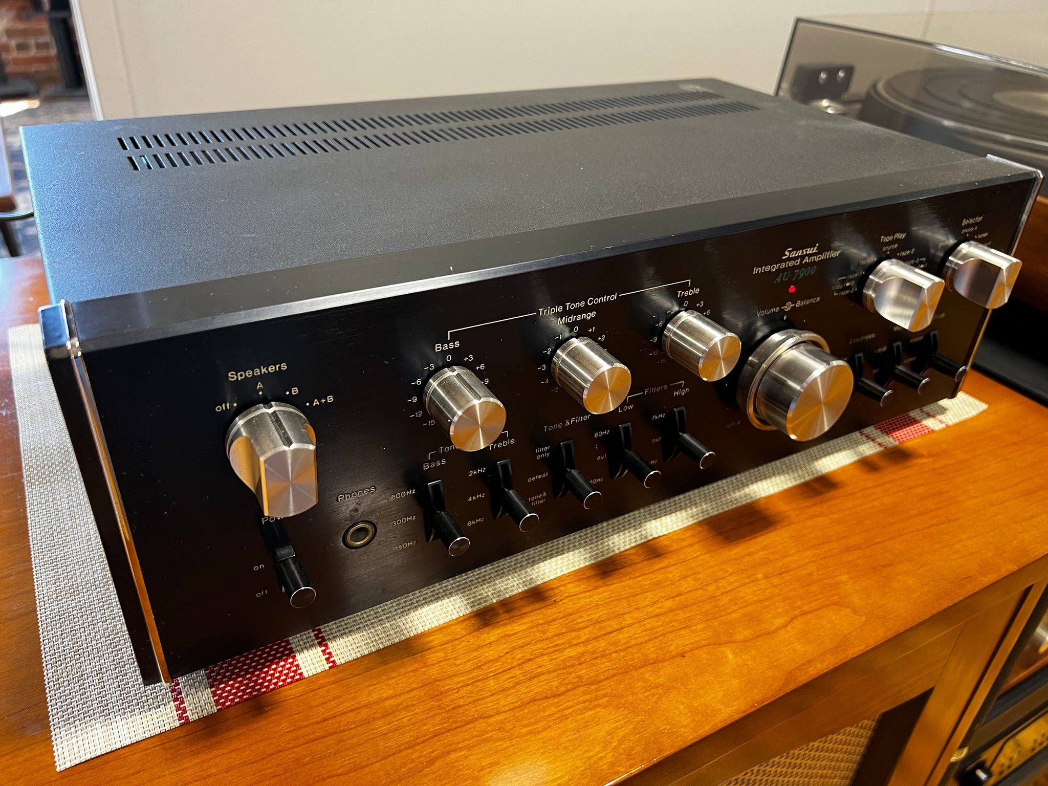 Sansui AU-7900, Understated Looks & Massive Performance – Holt