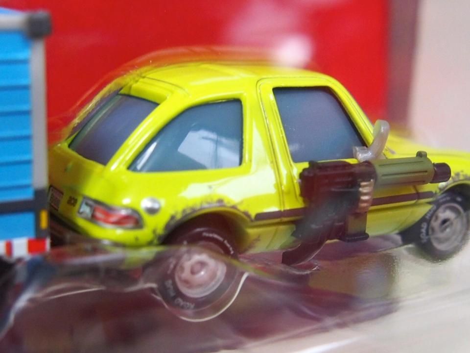 空港で登場する、悪者エーサー。フィンとメーターを追いかけるシーンを