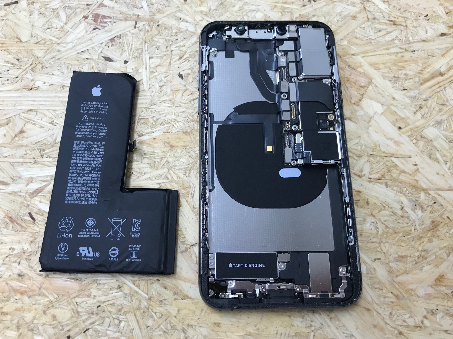 iPhone Xsのバッテリーが膨らんでしまい、画面が浮いてしまっている