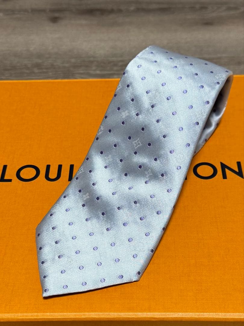 値下げ！Louis Vuitton 水色 ドット柄 ネクタイ ルイ ヴィトン ドット柄ネクタイ シルク100% ライトブルー 【中古