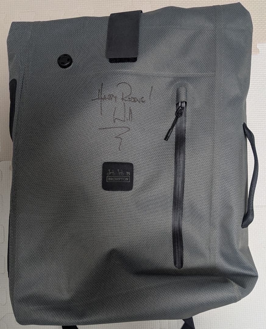 BROMPTON 防水 バッグ ウィル・バトラー=アダムスサイン入り Borough Waterproof Roll Top Bag Large | Brompton Bicycle USA