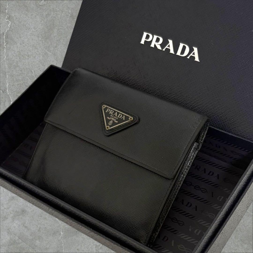 美品✨ PRADA プラダ 三つ折り財布 サフィアーノ ブラック 三角ロゴ 極美品✨ PRADA プラダ 三つ折り財布 サフィアーノ ブラック 三角ロゴ
